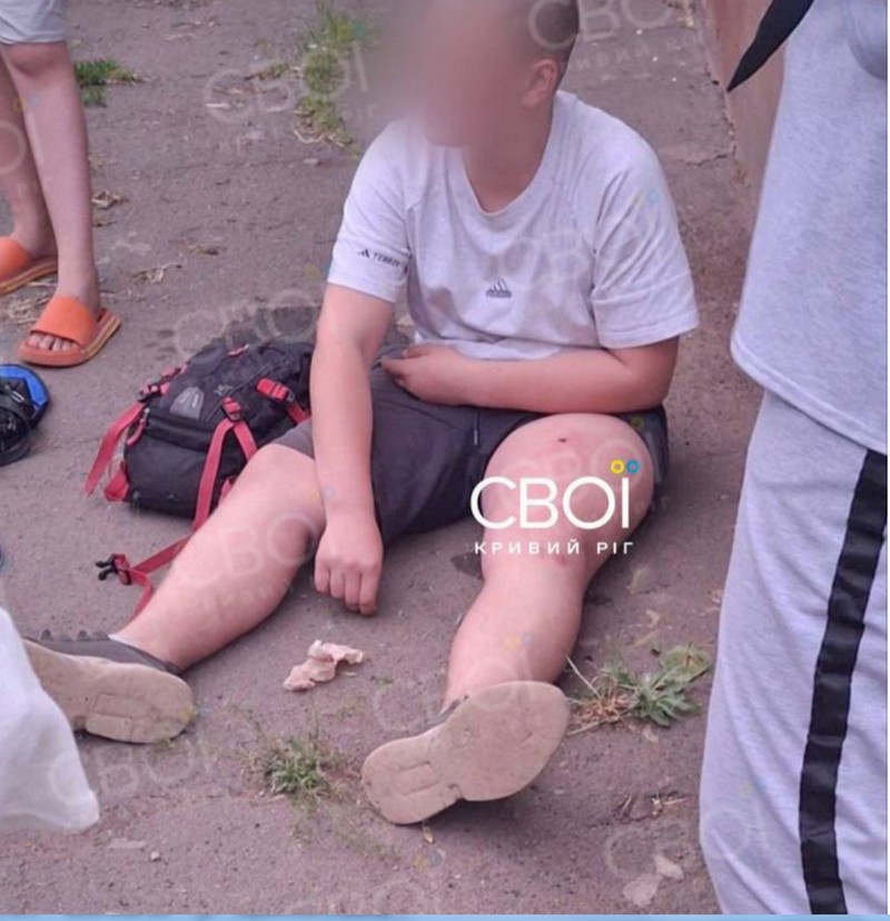 р