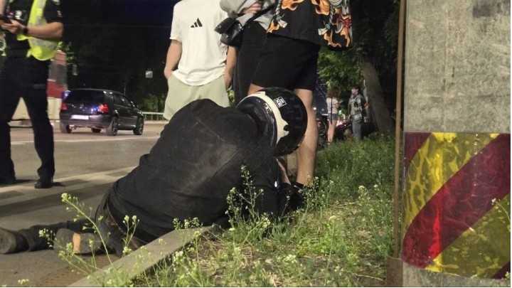 р