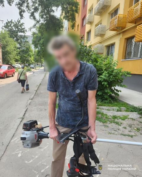 р