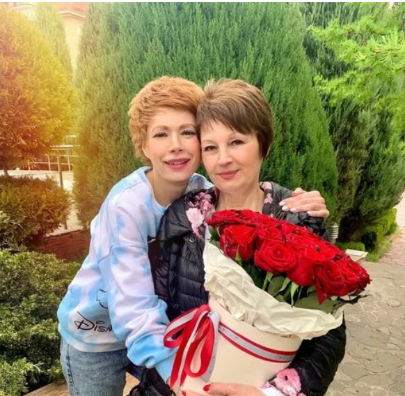 Елена-Кристина Лебедь со своей мамой