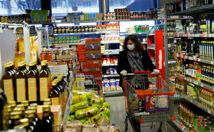 покупать продукты в магазине