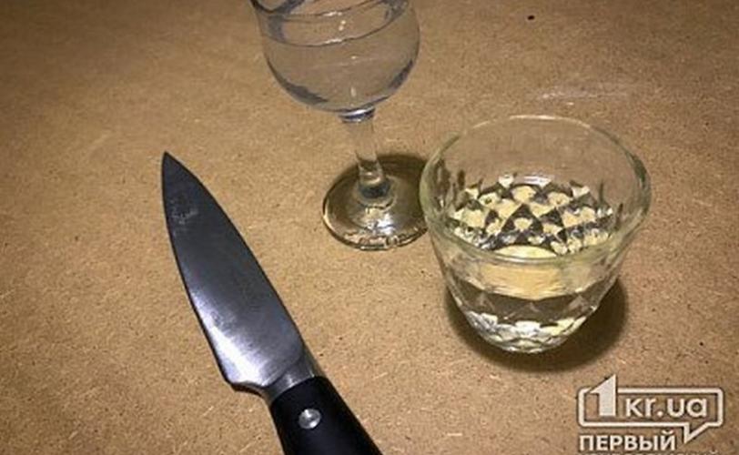 нож