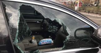 разбитое окно в автомобиле
