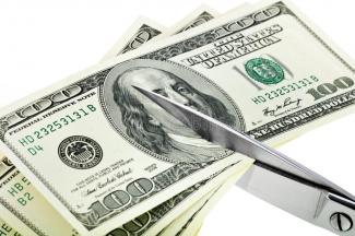 доллары и ножницы