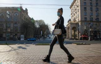 девушка в маске