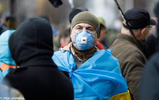 мужчина в маске