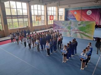 стрибки на акробатичній доріжці