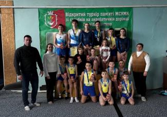 стрибки на акробатичній доріжці