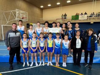 стрибки на акробатичній доріжці